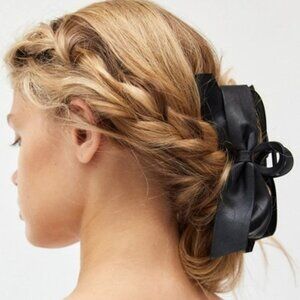 NWT Urban Outfitters Faux Leather Bow Claw Clip